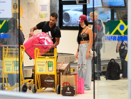Bia Miranda foi fotografada no aeroporto do Rio de Janeiro com o novo namorado 