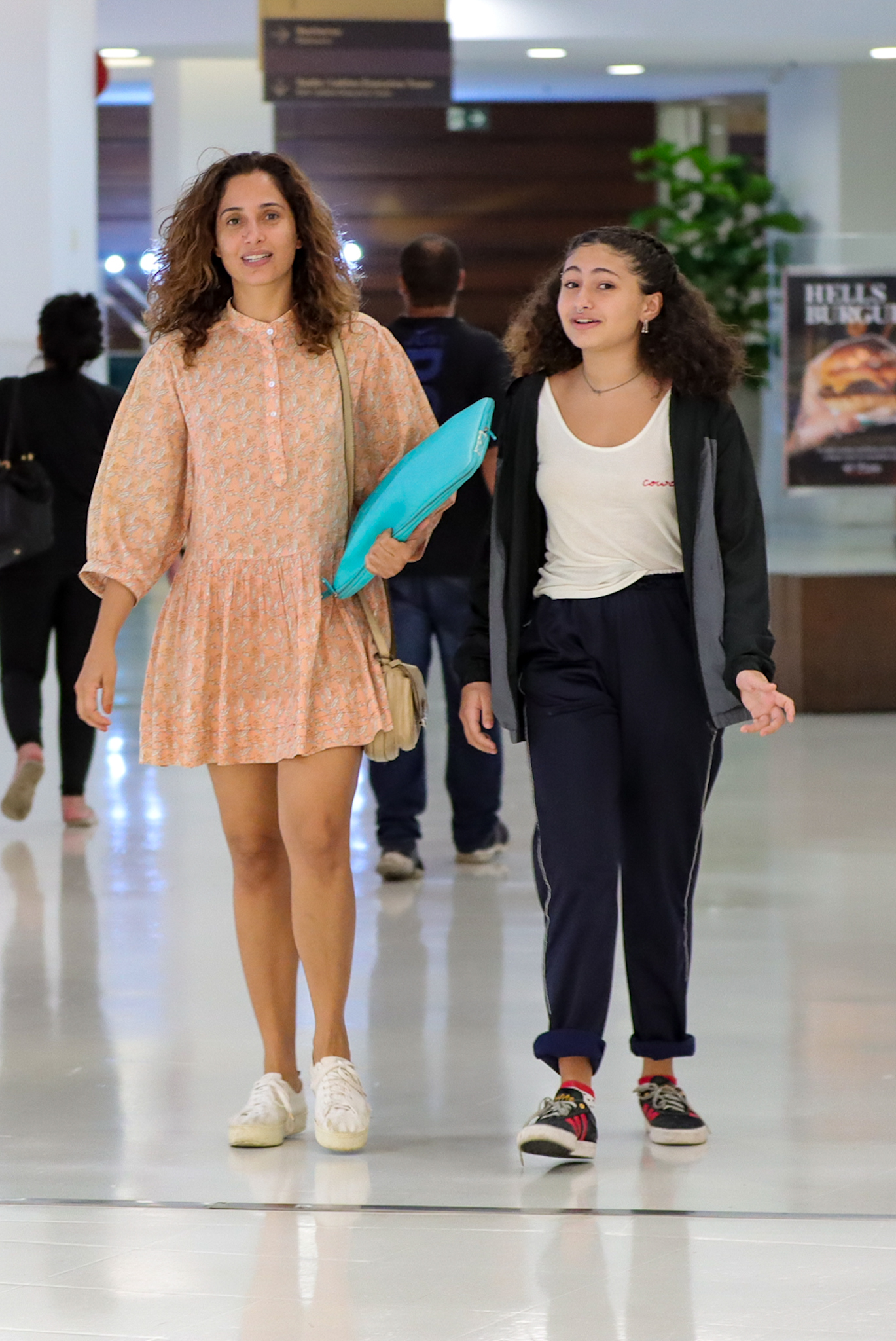 Camila Pitanga curte passeio com a filha, Antônia