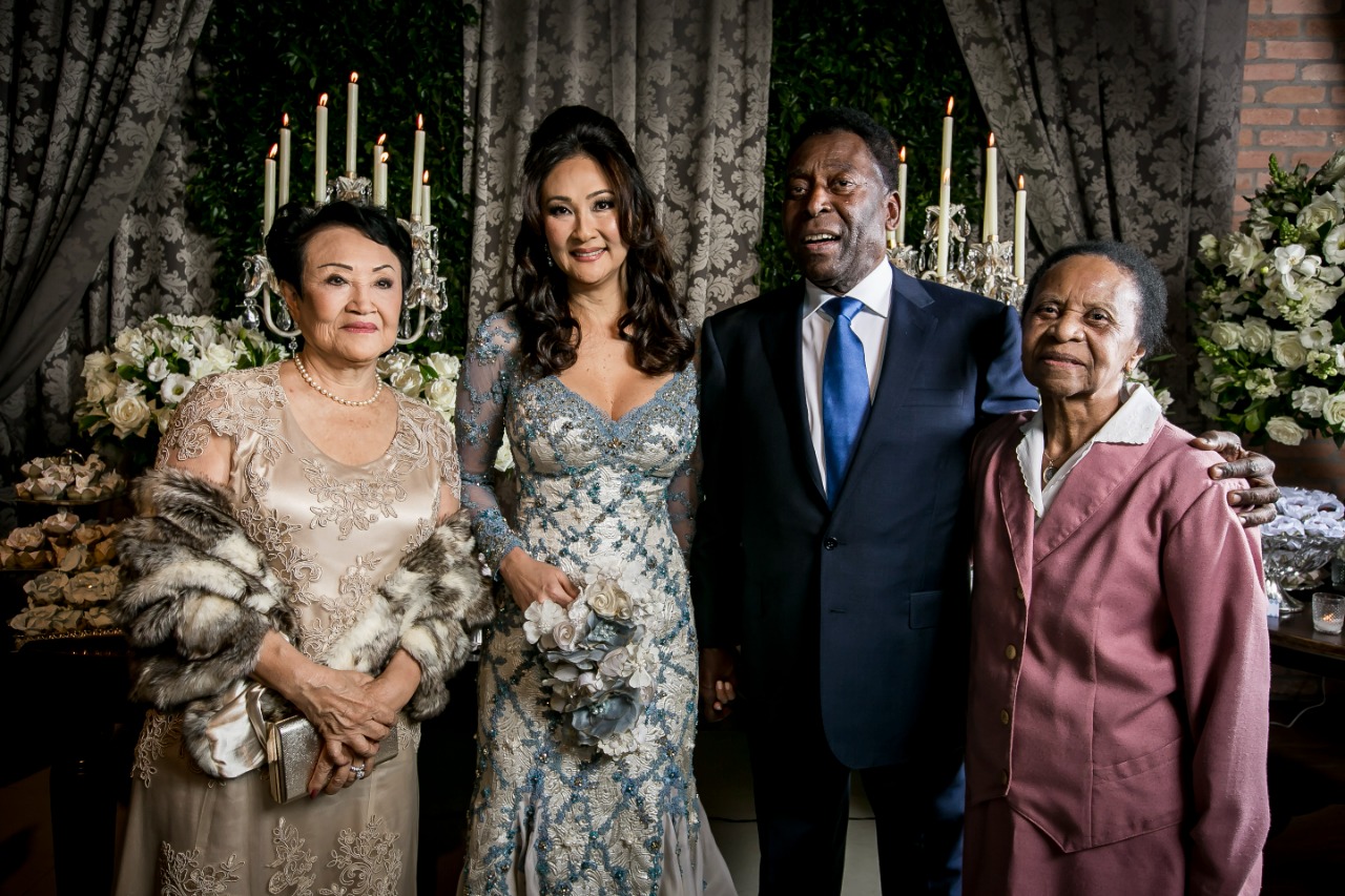 Relembre como foi o casamento de Pelé e Márcia Aoki em reportagem da revista CARAS