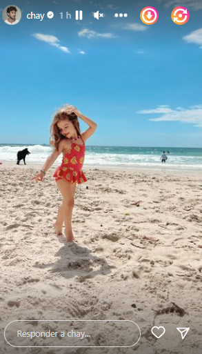 Chay Suede curte praia com a filha, Maria