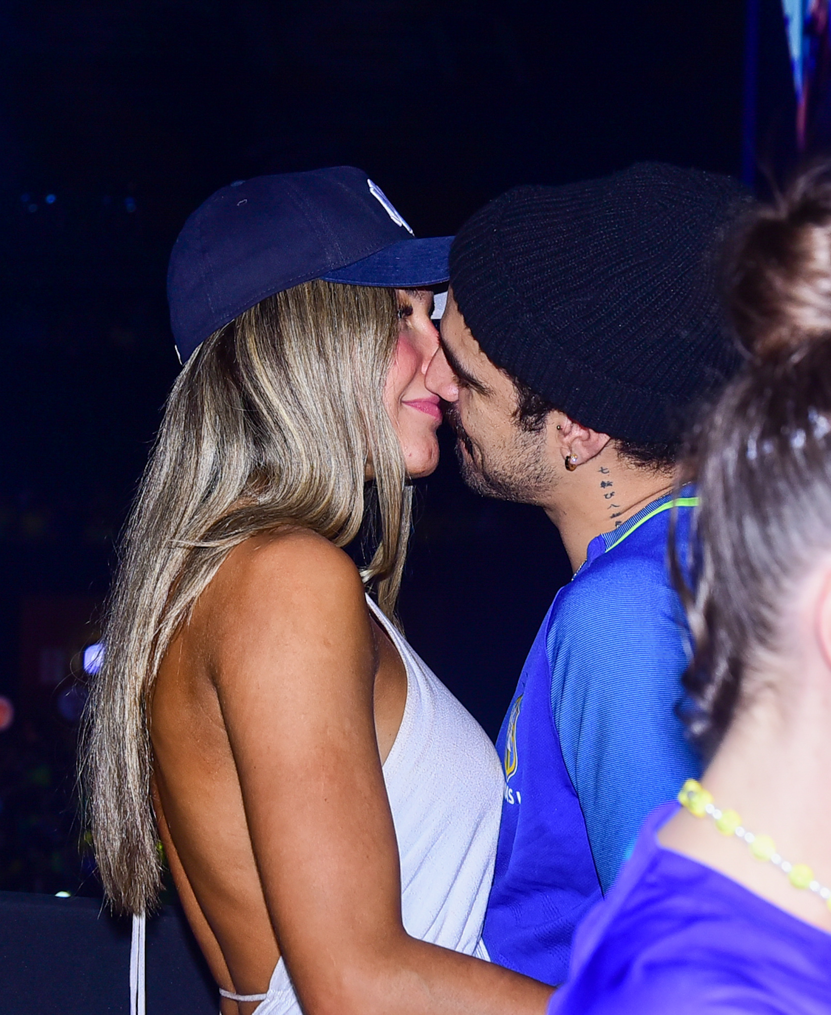 Daiane de Paula e Caio Castro beijam muito durante show