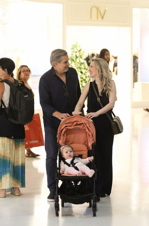 Edson Celulari e a esposa Karin Roepke foram fotografados passeando no shopping com a filha Chiara. 