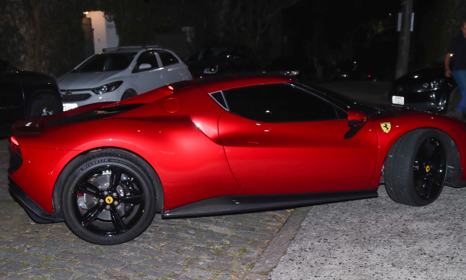 Ana Furtado e Boninho deixam festa em uma Ferrari