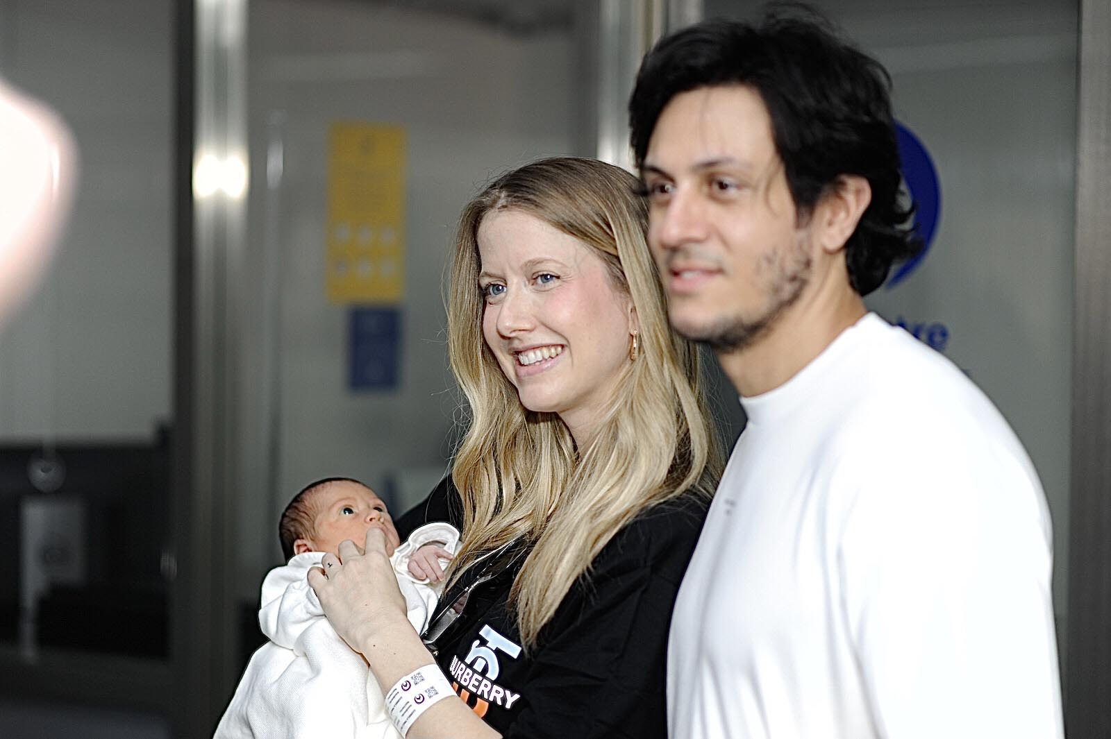 Gabriela Prioli deixa a maternidade com a filha recém-nascida e o marido