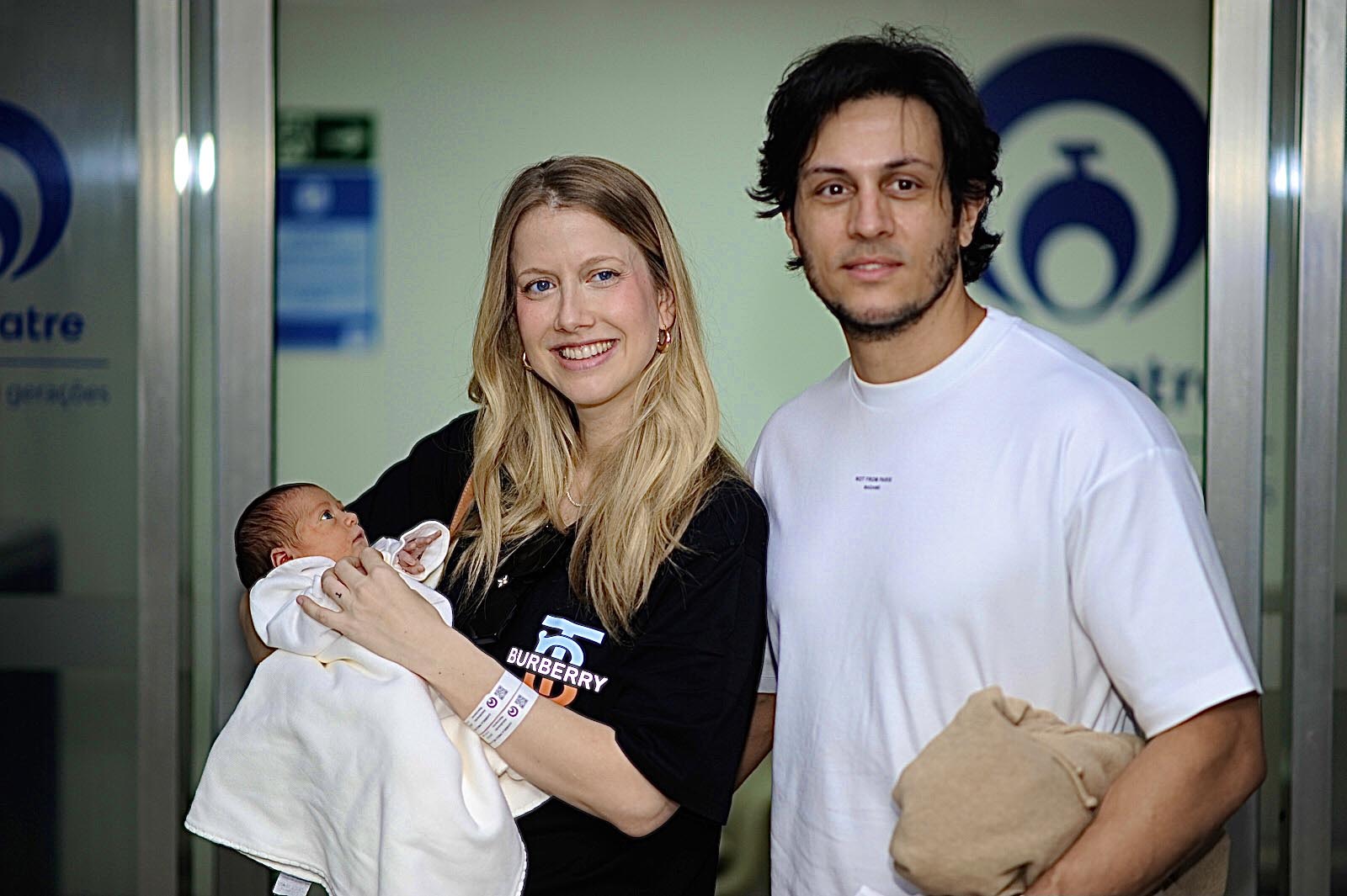 Gabriela Prioli deixa a maternidade com a filha recém-nascida e o marido