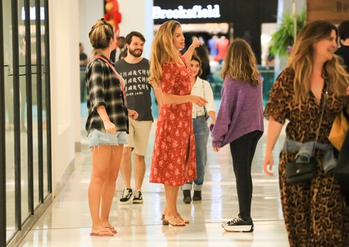 A dupla foi vista passeando e fazendo compras em um shopping na Zona Sul do Rio de Janeiro. 