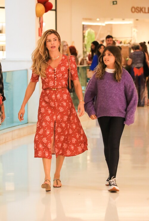 A atriz Grazi Massafera foi fotografada curtindo um passeio no shopping ao lado da filha Sofia, de 10 anos