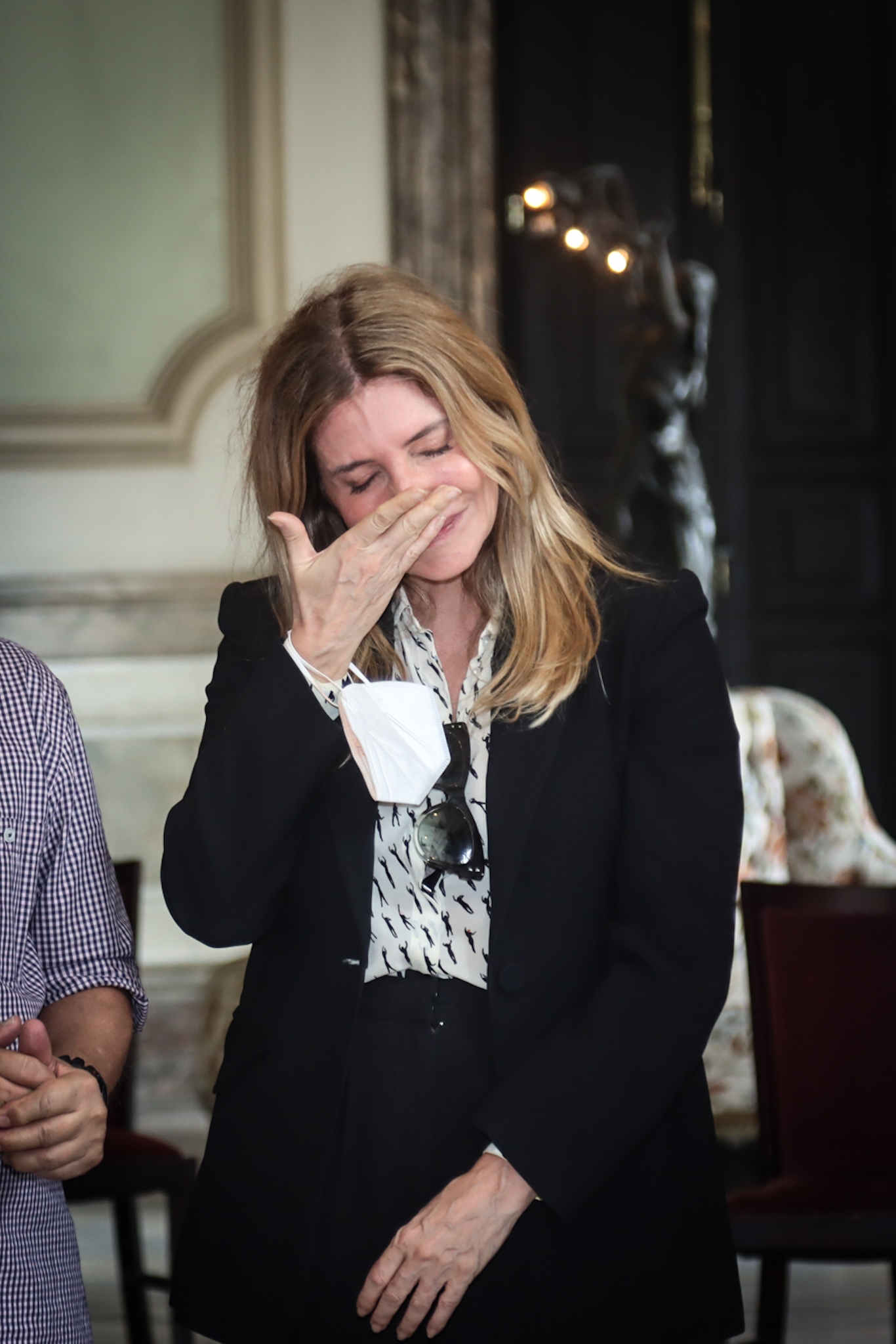 Maria Padilha chora no velório de Pedro Paulo Rangel