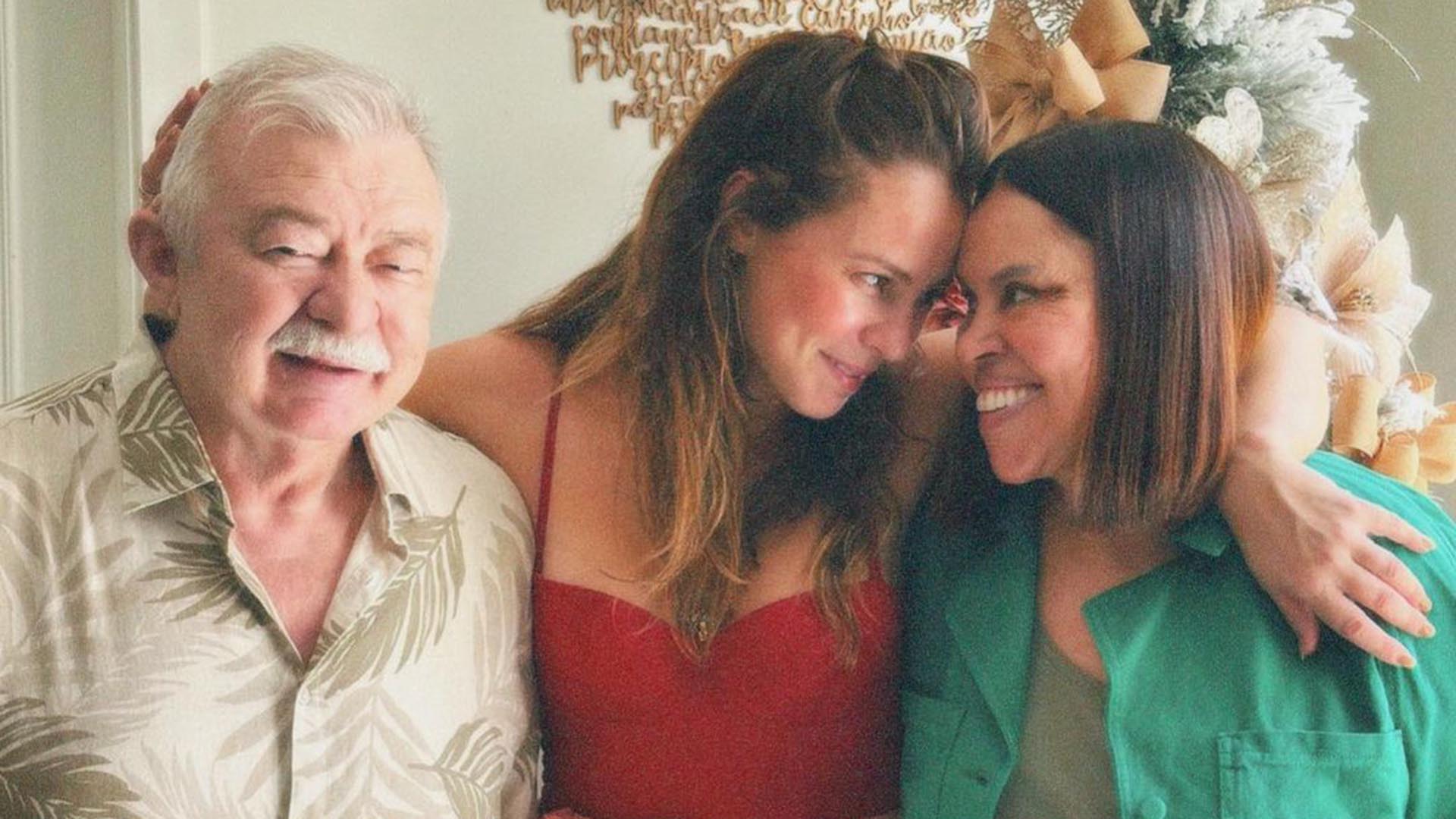 Paolla Oliveira exibe foto com os pais