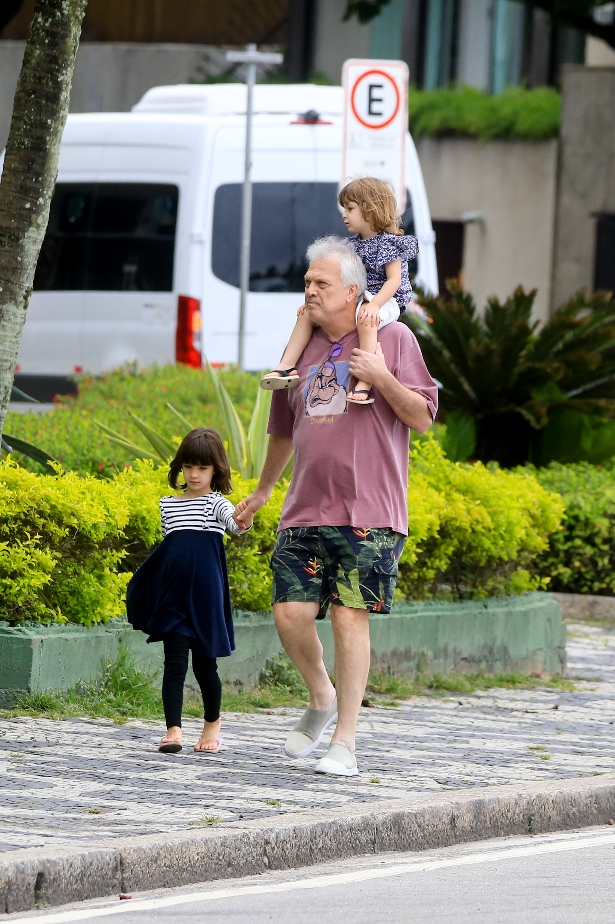 Pedro Bial curte passeio com as filhas mais novas