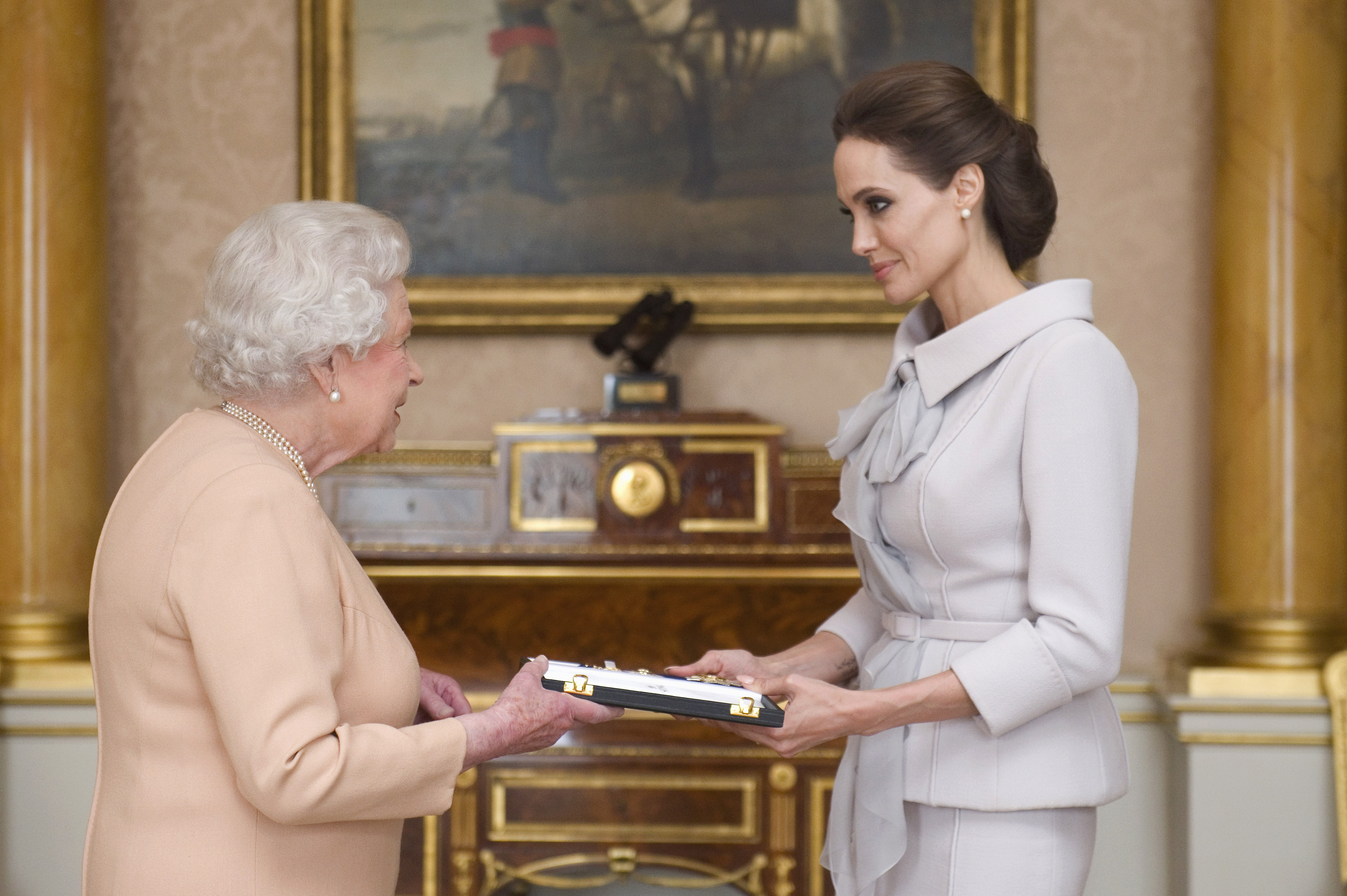 Angelina Jolie recebe condecoração das mãos da rainha Elizabeth II