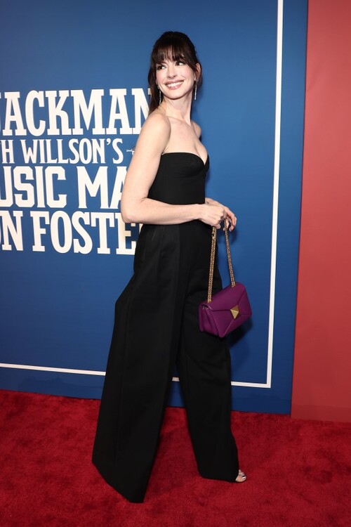 Anne Hathaway caminho estilosa pelo tapete vermelho do musical da Broadway