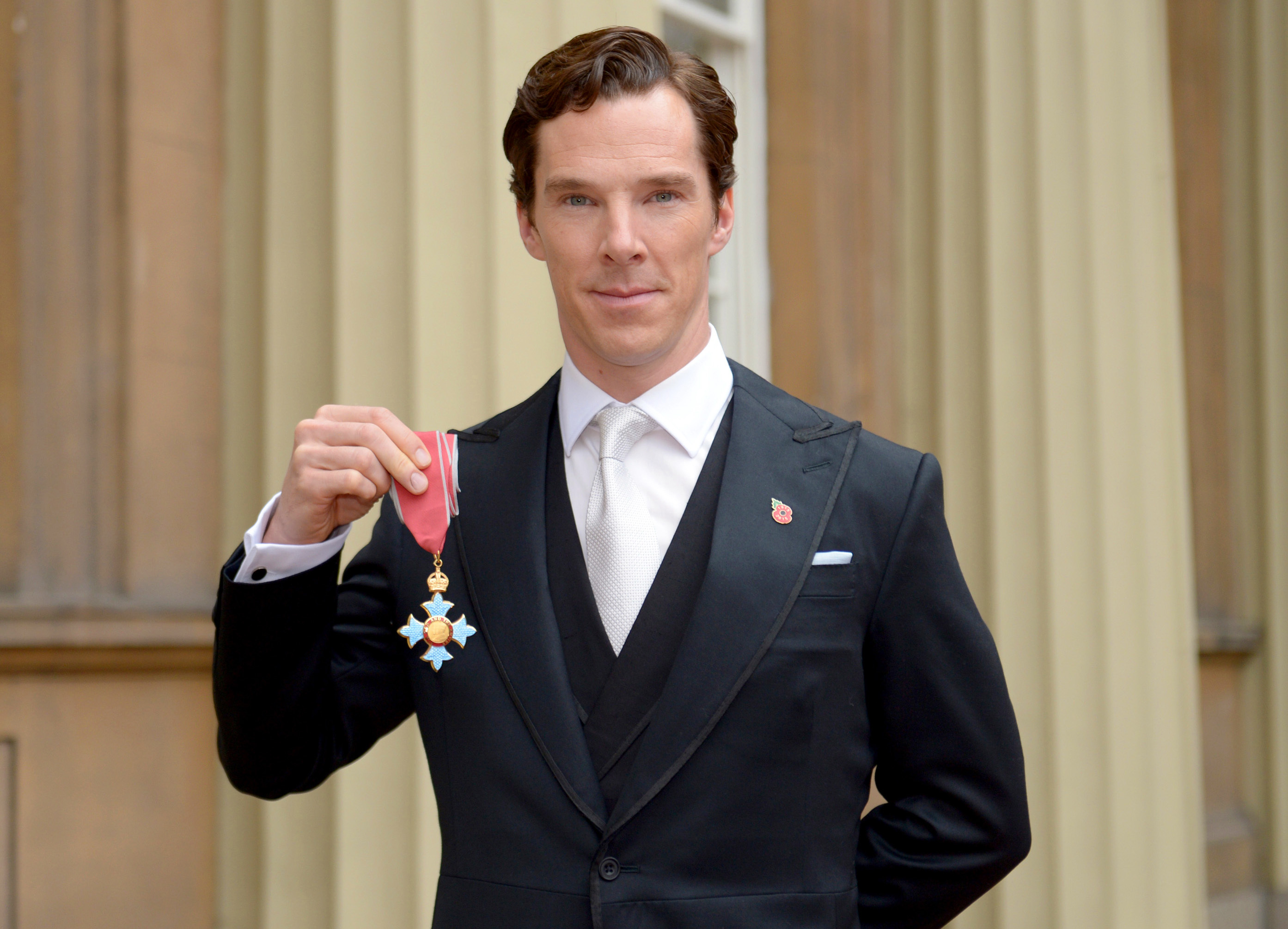 Benedict Cumberbatch recebe sua condecoração