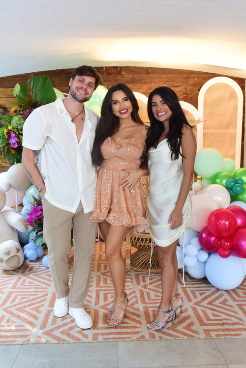O casal do Big Brother Brasil 18, convidou a campeã da edição de 2016 do reality para o chá de revelação do primeiro bebê 