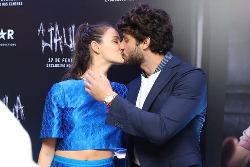 Chay Suede e sua esposa Laura Neiva se beijaram na pré-estreia do filme A Jaula