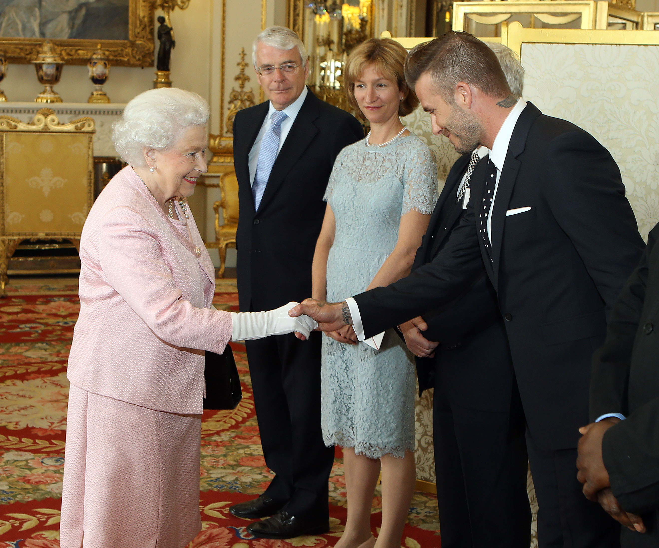 David Beckhan com rainha Elizabeth II. Créditos: Getty Images 
