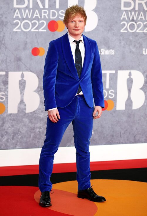 Ed Sheeran, que foi consagrado como Compositor do Ano, vestiu um terno azul para a premiação