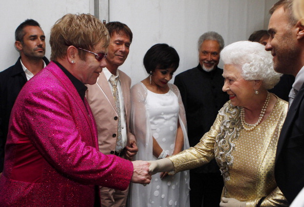 Elton John com rainha Elizabeth II