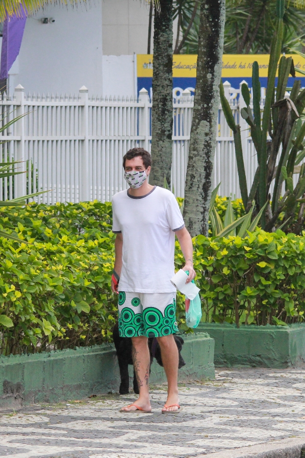 Felipe Dylon passeia com seu cachorro em Ipanema segurando um rolo de papel higiênico 