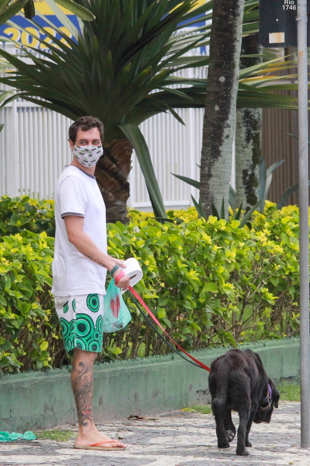 Felipe Dylon passeia com seu cachorro em Ipanema segurando um rolo de papel higiênico
