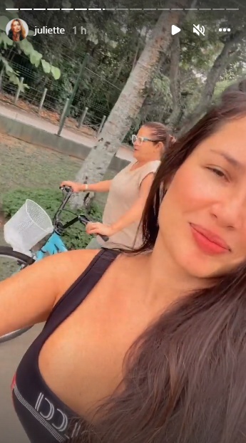 Juliette andando de bicicleta com a mãe no Rio de Janeiro
