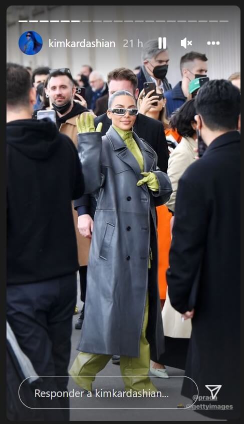 Kim apareceu com um conjunto de couro verde com um sobretudo cinza por cima na semana de moda de Milão