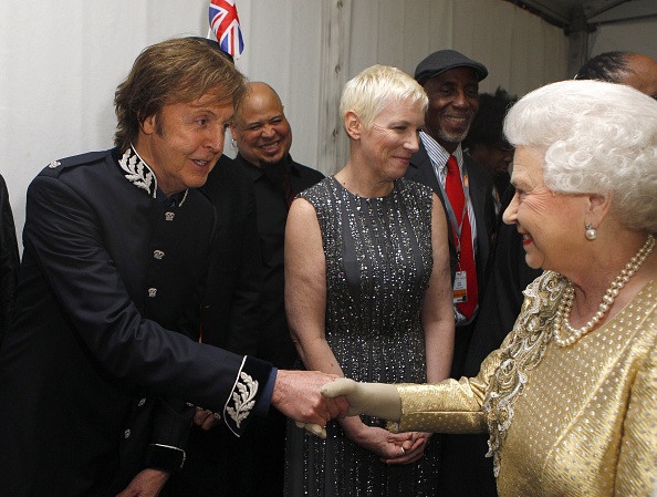 Paul McCartney com rainha Elizabeth II
