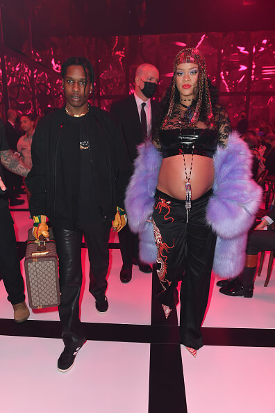 Rihanna usou no desfile da grife Gucci, assessórios como um colar até a barriga e um adereço estilo Cleópatra na cabeça