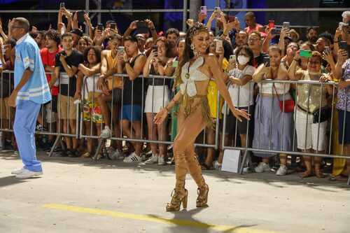 Sabrina Sato marcou presença no Carnaval do Rio esbanjando beleza  enquanto sambava para a Vila Isabel - Foto: Thiago Mattos/AgNews