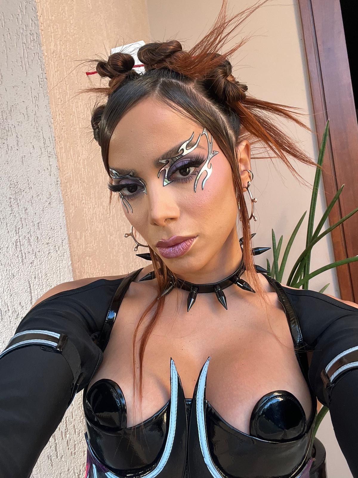 Anitta deixa bumbum em destaque em fantasia sexy