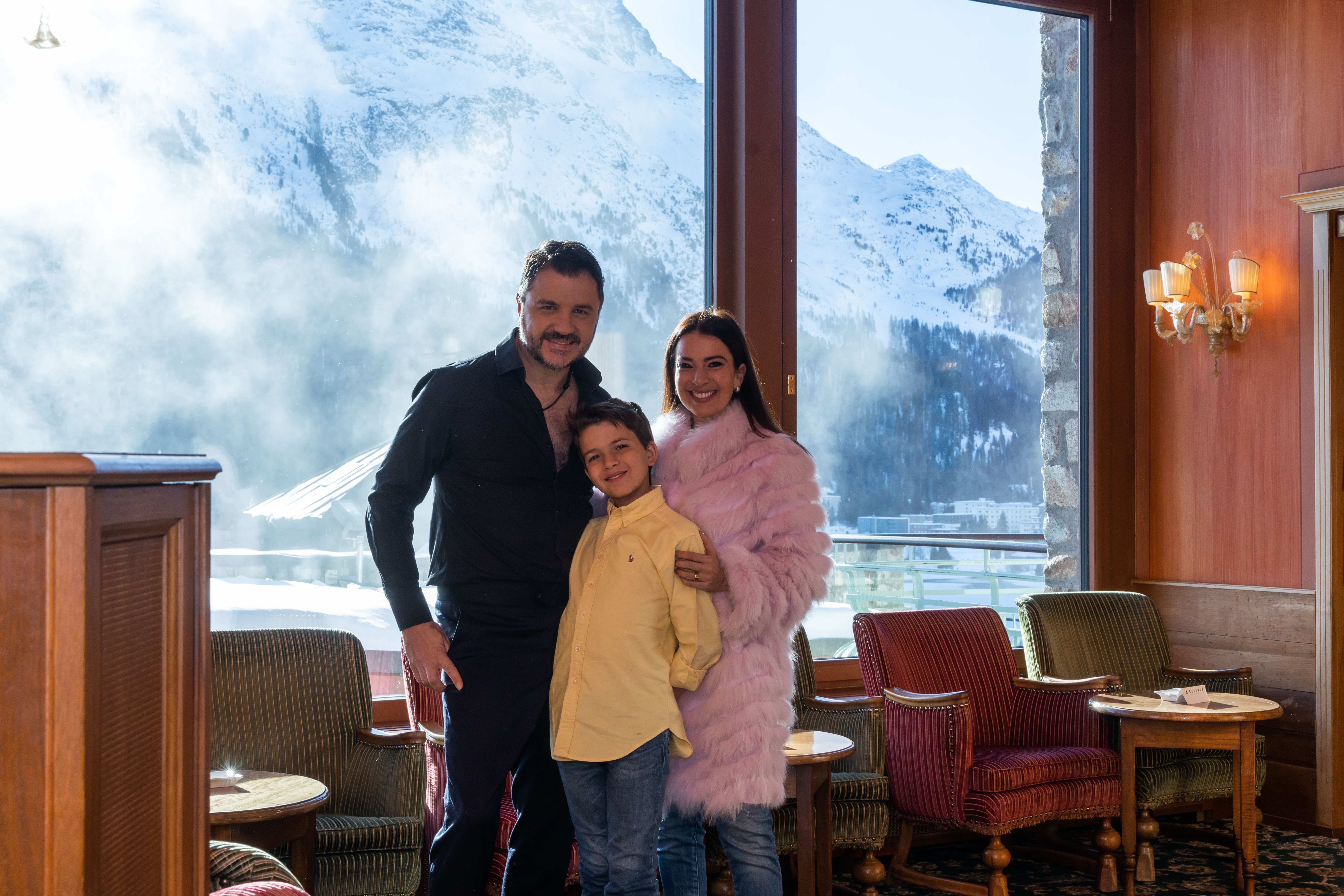 Maurício Manieri com a família na Suíça