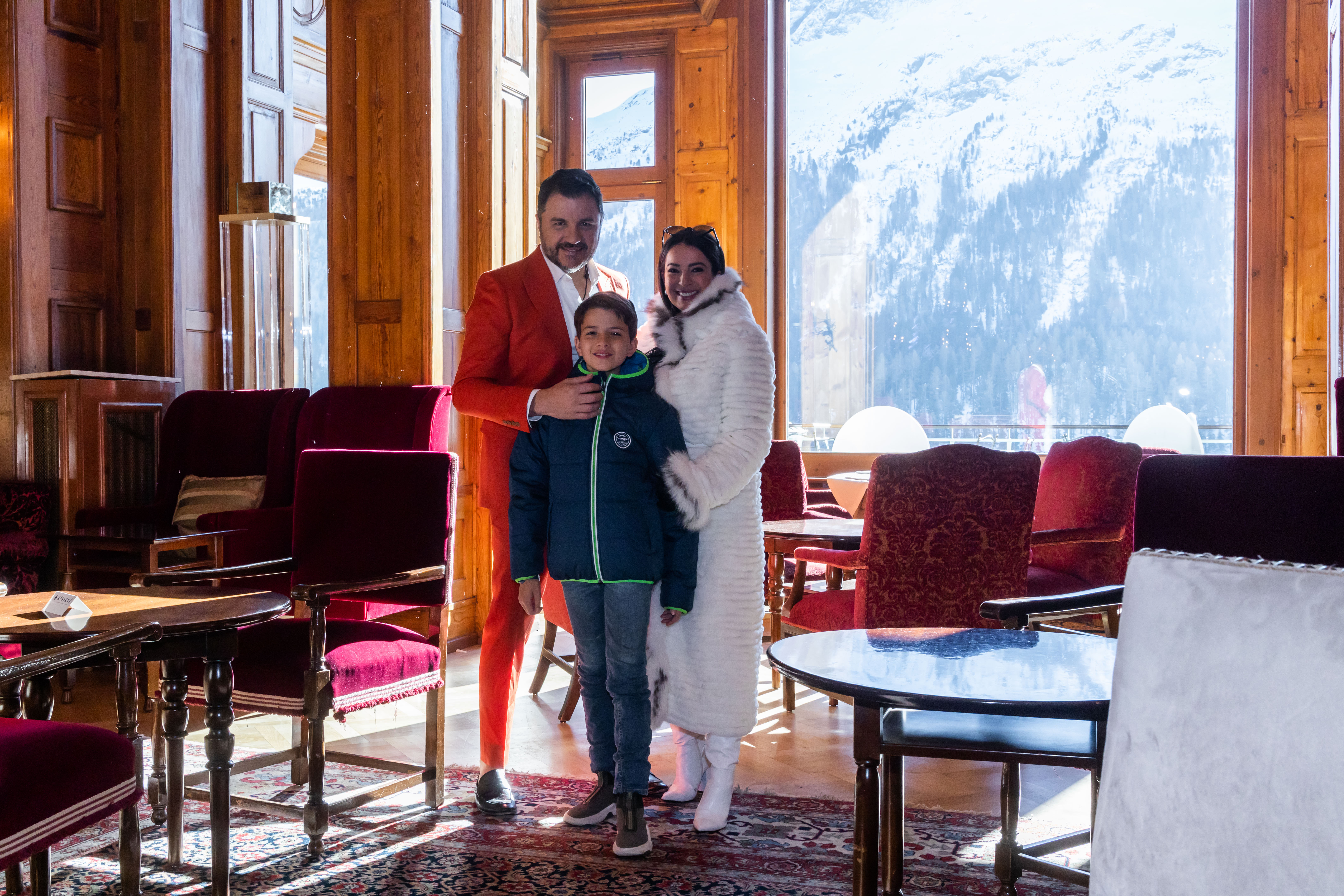 Maurício Manieri com a família na Suíça