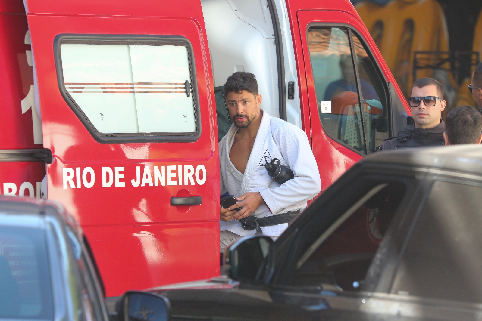 Cauã Reymond se envolve em acidente de carro no Rio de Janeiro