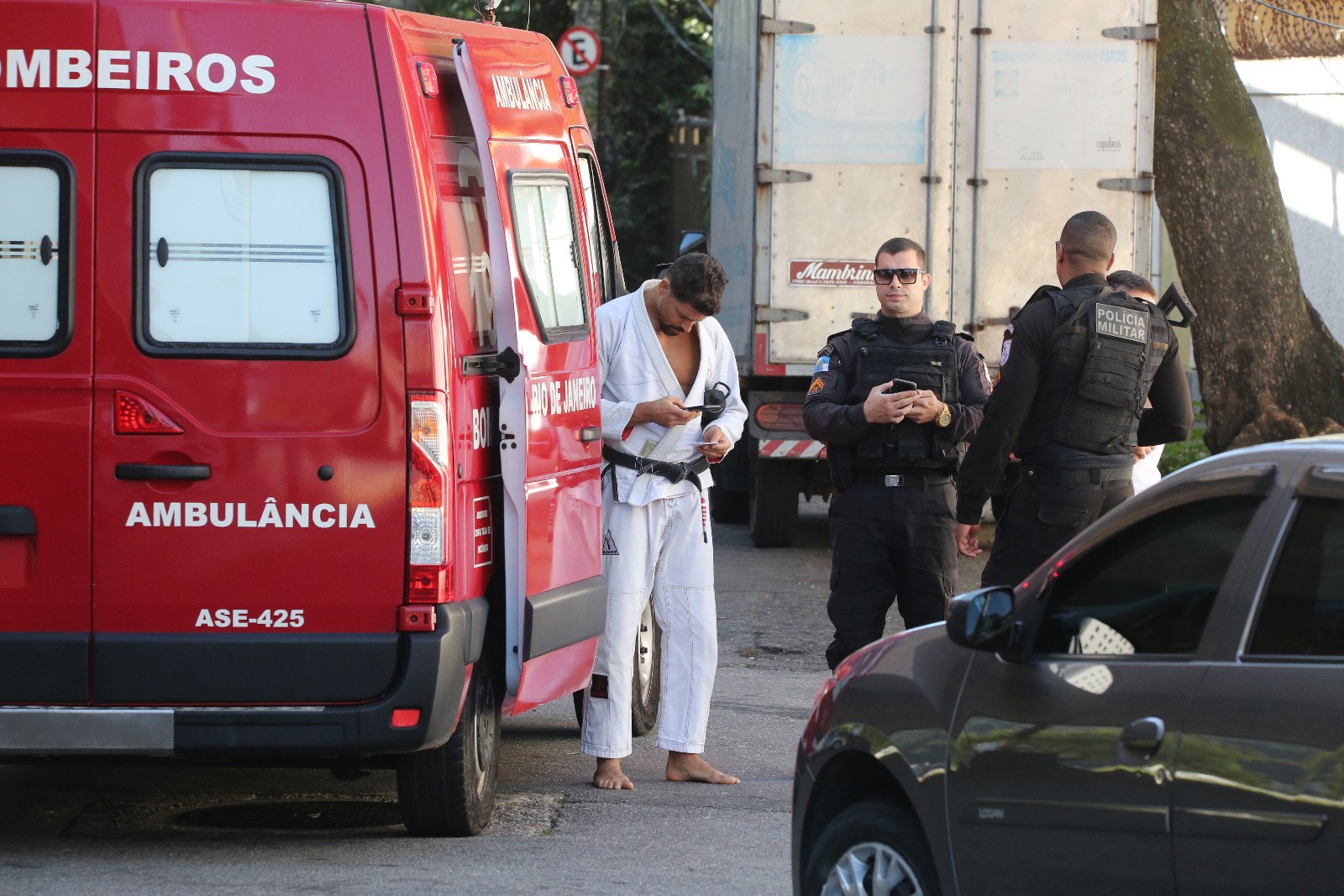 Cauã Reymond se envolve em acidente de carro no Rio de Janeiro