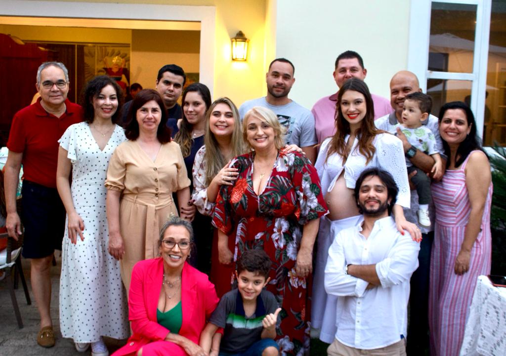 Day Mesquita reúne os amigos e familiares em chá de bebê
