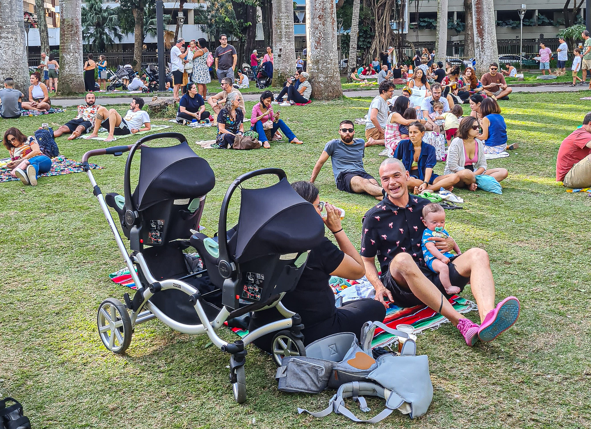 Emilio Dantas e Fabiula Nascimento curtem dia no parque coladinhos com os filhos, Roque e Raul 