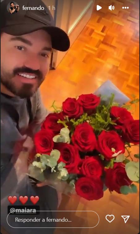 Fernando ganha flores de Maiara