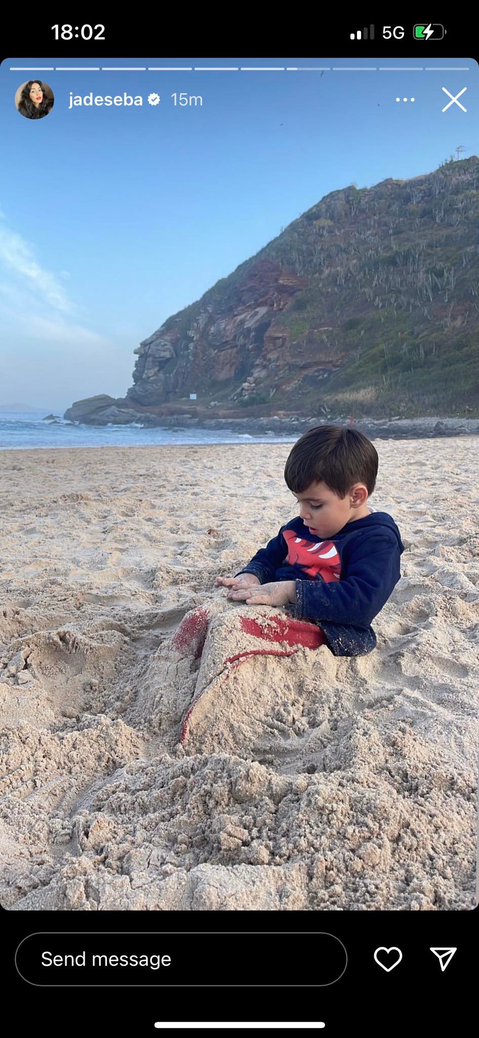 Jade Seba flagra o filho brincando de moletom na areia