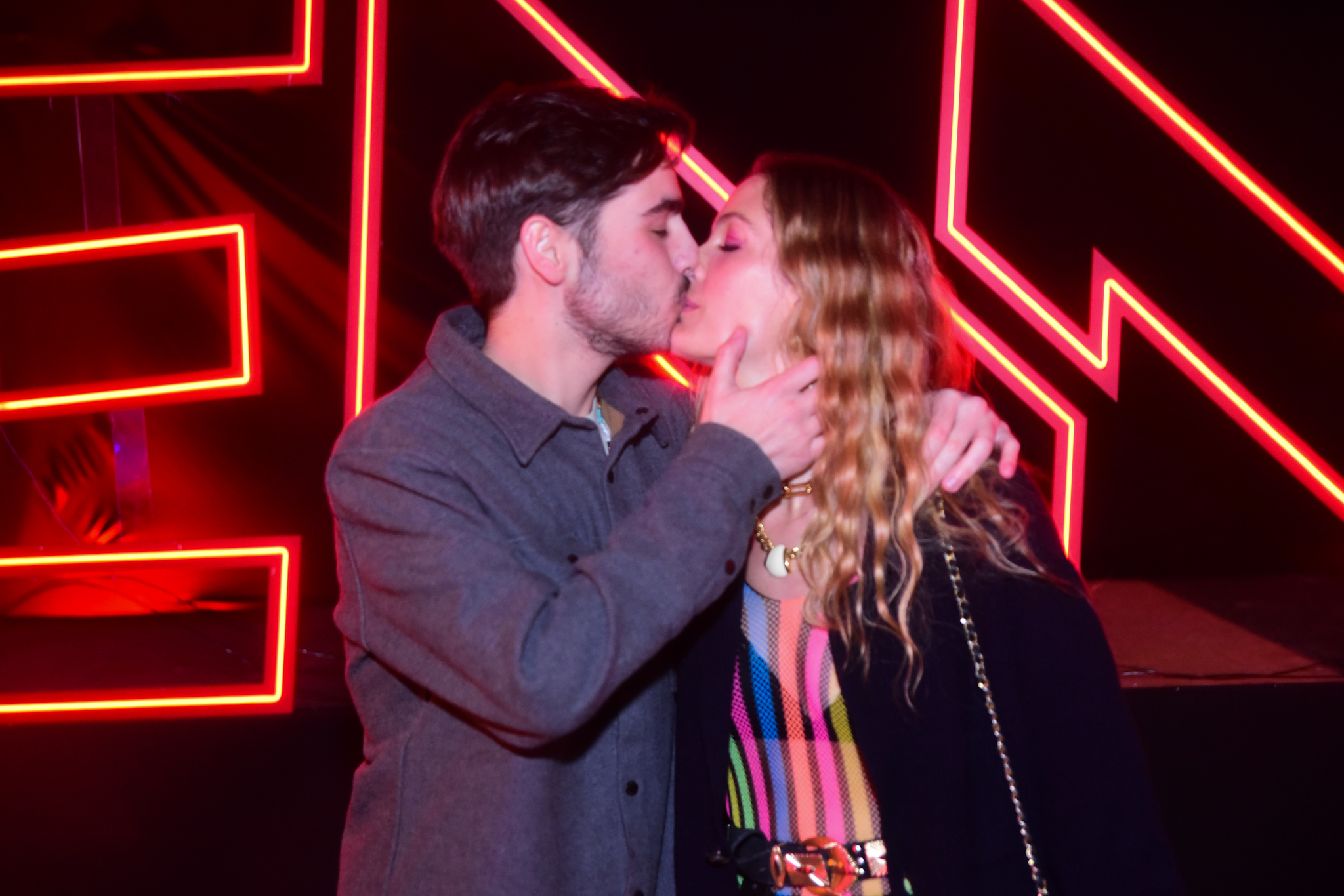 João Guilherme Silva dá beijão em namorada durante evento em São Paulo. Crédito: AgNews/Leo Franco