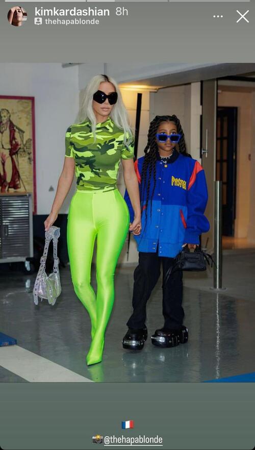Kim Kardashian e a filha usaram looks coloridos