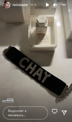 Laura Neiva usa colar com nome de Chay Suede