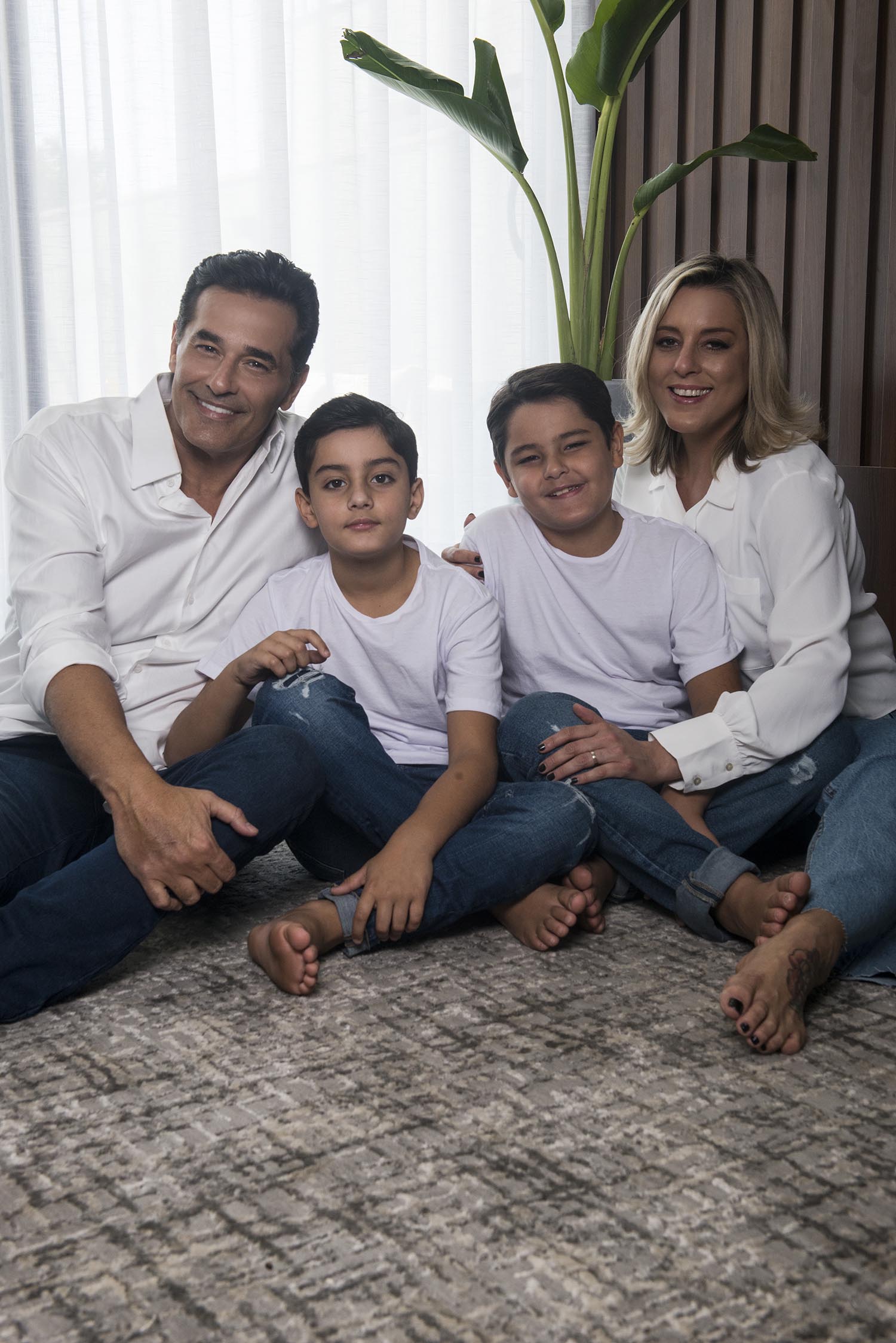 Luciano Szafir com a família em sua casa