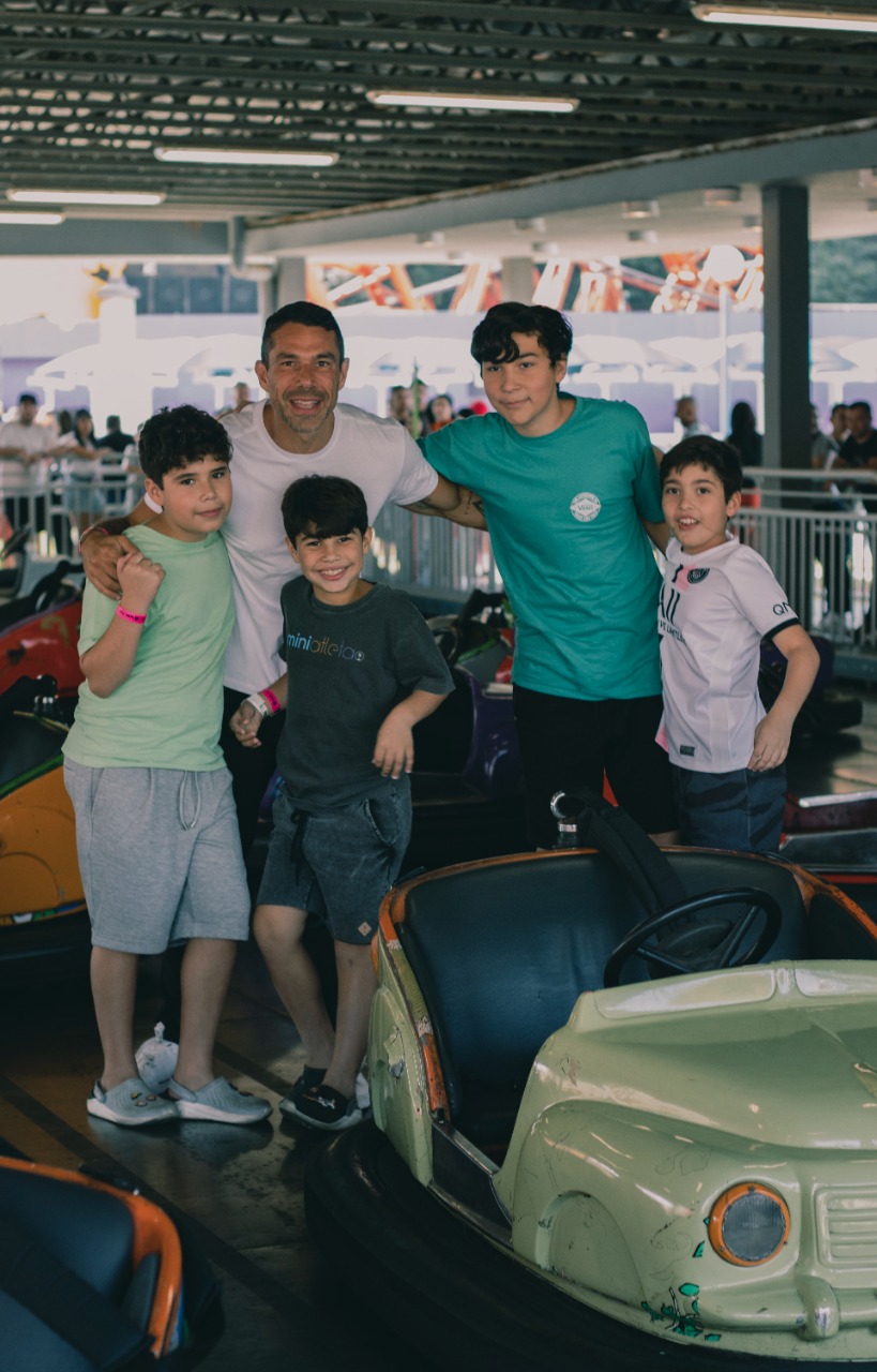 Marcus Buaiz com os filhos e os sobrinhos em parque de diversões