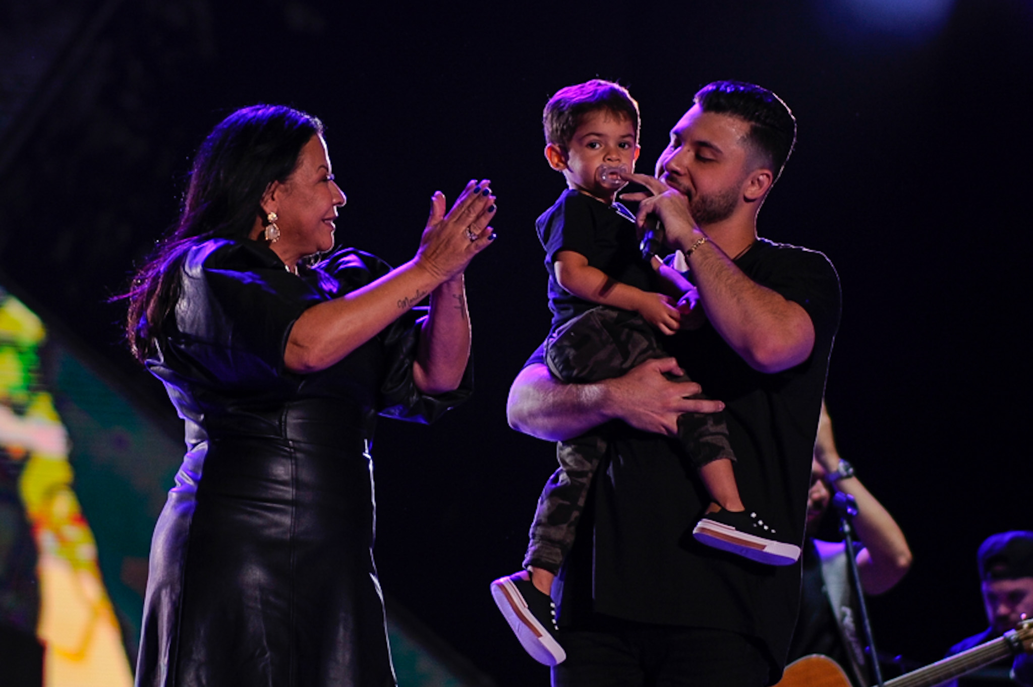 Murilo Huff no palco com mãe e o filho de Marília Mendonça