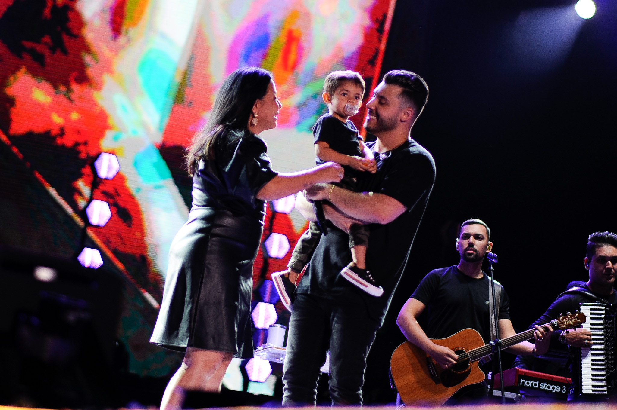 Murilo Huff no palco com mãe e o filho de Marília Mendonça