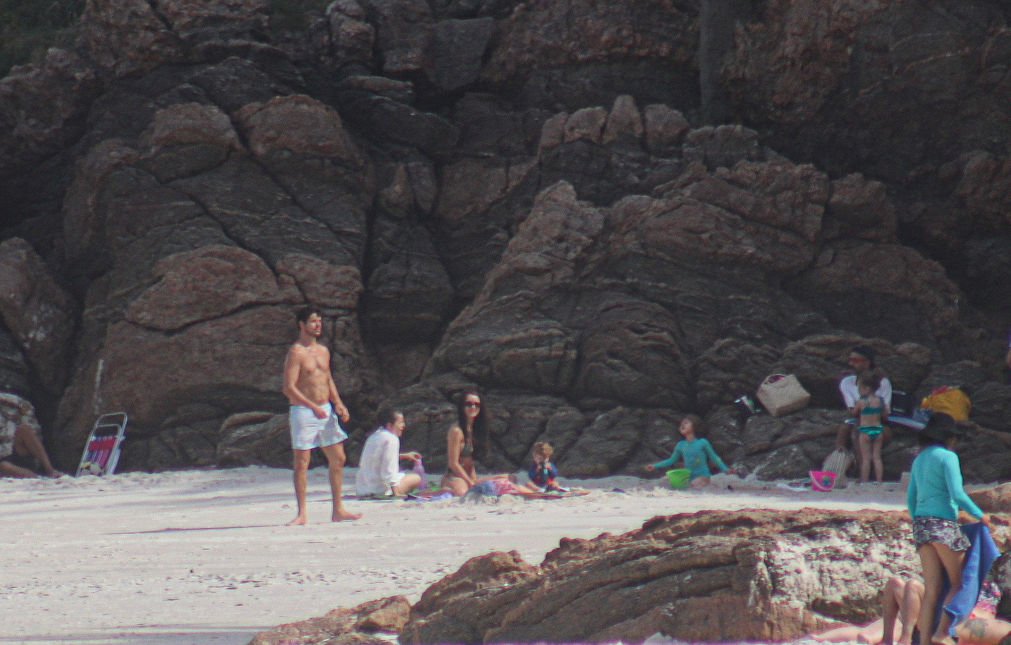 Rafa Kalimann e José Loreto curtem dia na praia