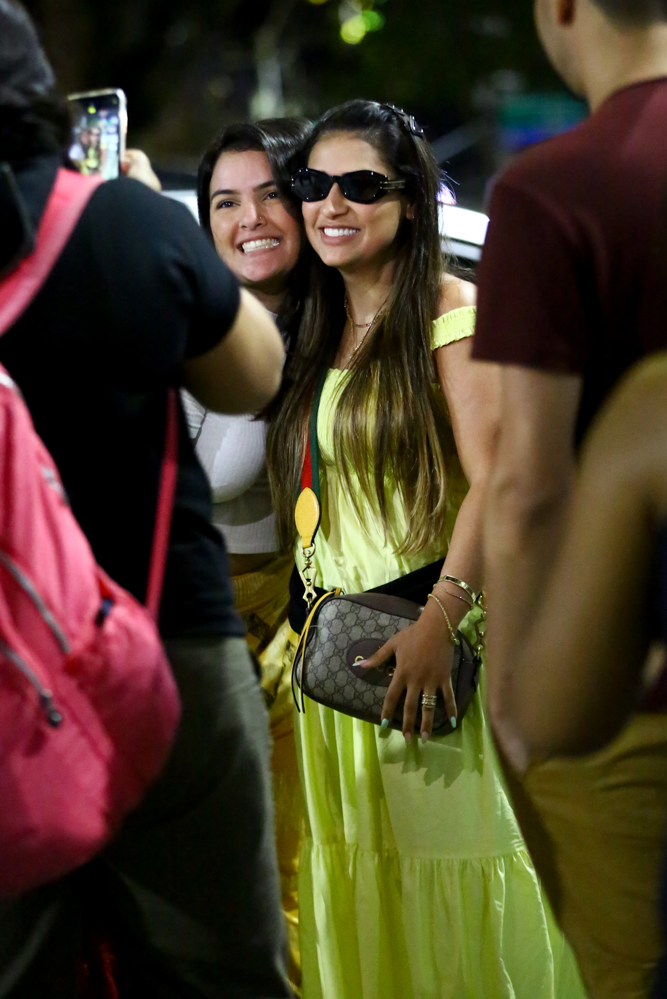 Simone Mondes é tietada por fãs ao desembarcar no Aeroporto Santos Dumont 