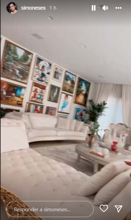 Simone Mendes mostra a sala de sua casa