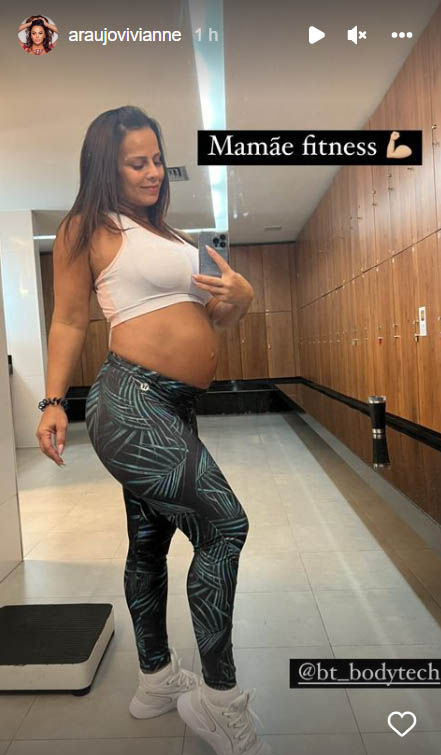 Viviane Araújo mostra a barriga de grávida