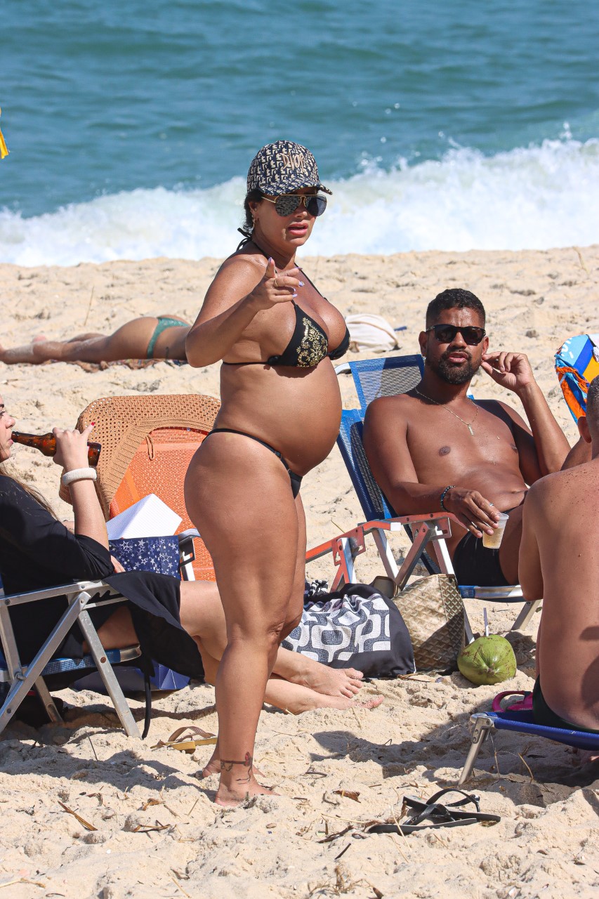 Viviane Araújo surge em praia do RJ exibindo seu barrigão